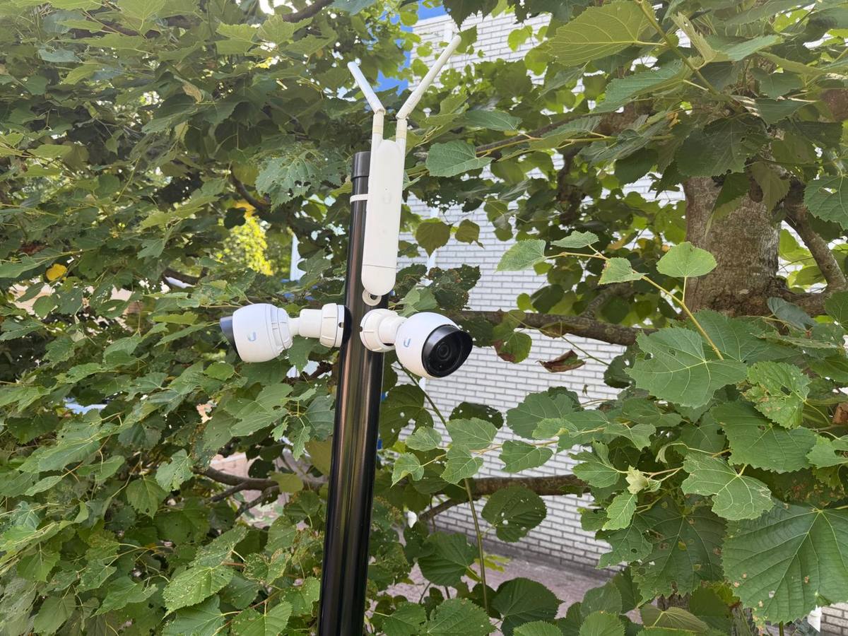UniFi-camera's en een draadloos access point op een mast buiten
