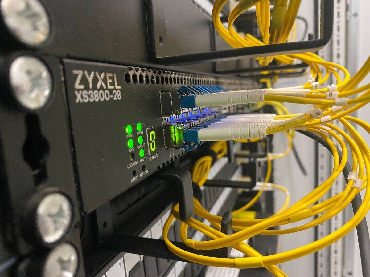 Zyxel-switch met glasvezelaansluitingen in een serverkast