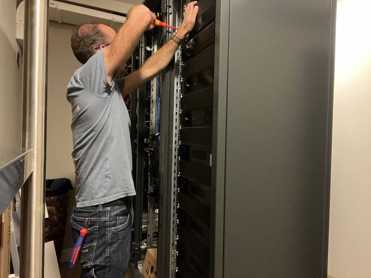 Yoeri aan het werk in een serverkast