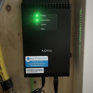 Glasvezelaansluiting (Nokia-modem) netjes aan de wand gemonteerd