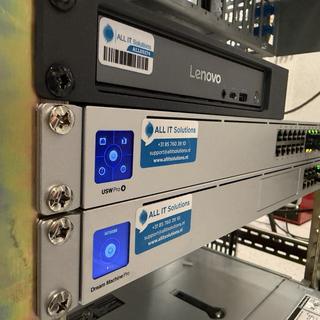 Netwerkkast met Ubiquiti Dream Machine Pro en PoE-switch, beheerd door ALL IT Solutions