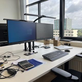 Werkplek met twee schermen, docking en een HP-laptop