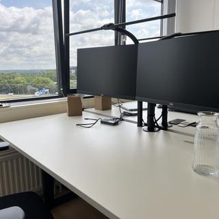 Opgeruimde flexplek, klaar voor gebruik
