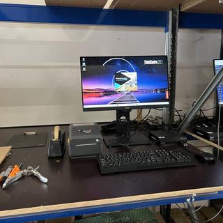 Magazijnwerkplek met ThinkCentre, labelprinter en scanner