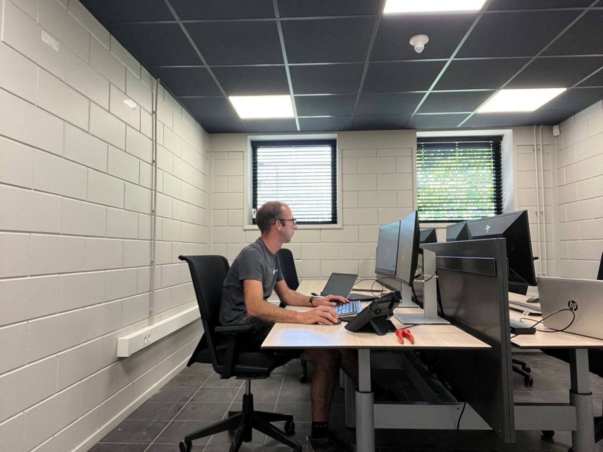 Yoeri aan het werk op een nieuw ingerichte werkplek
